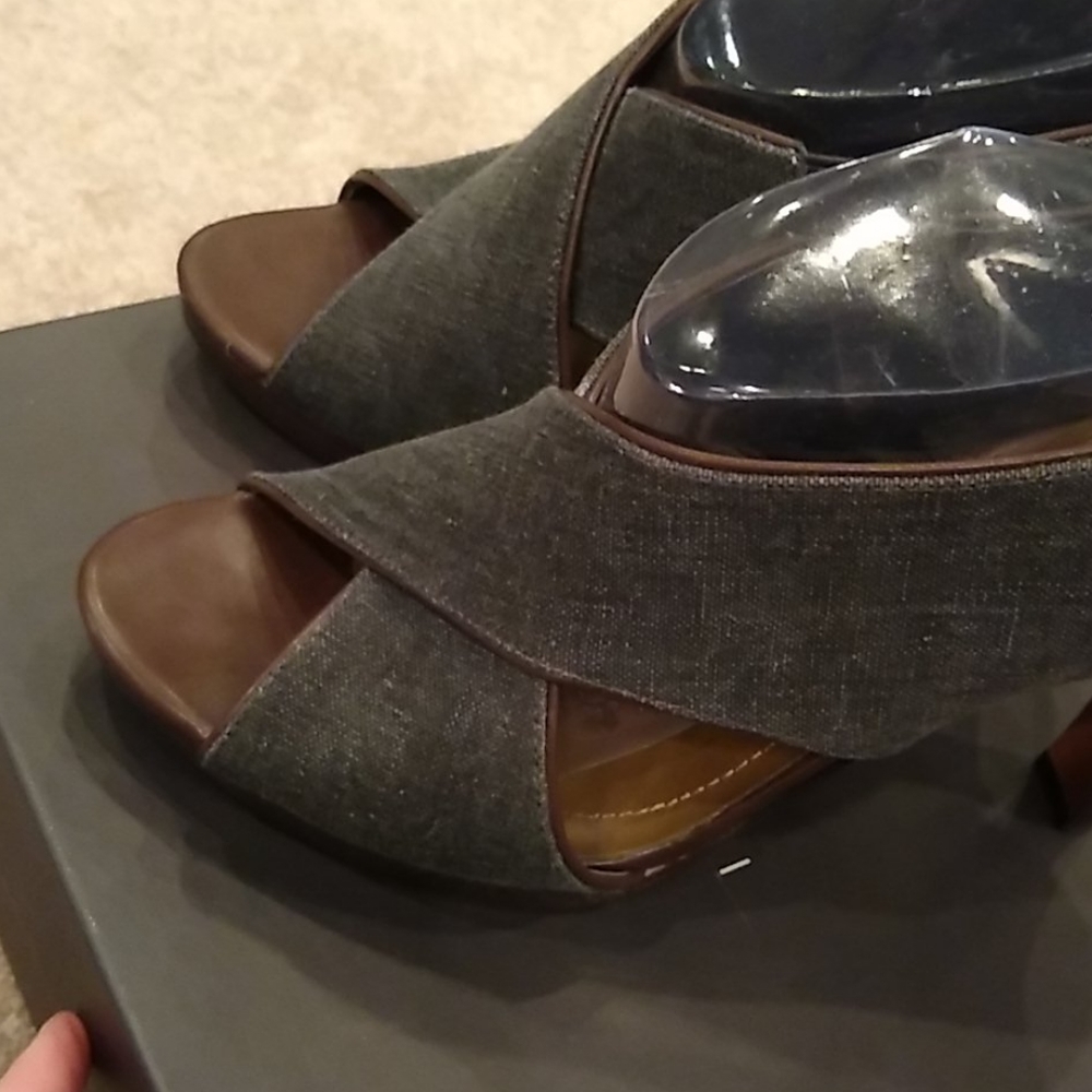 Tahari denim and leather heels, peep toe, blue, black, brown - Picture 10 of 11